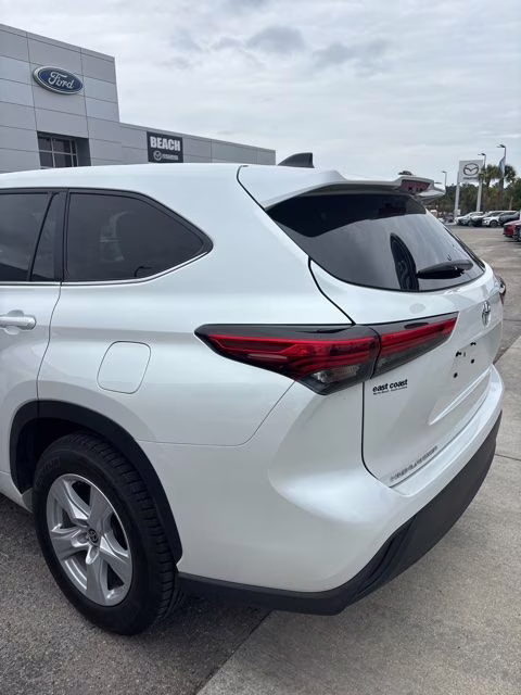 2023 White Toyota Highlander L FWD SUV