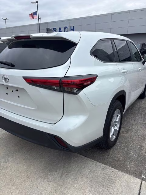 2023 White Toyota Highlander L FWD SUV