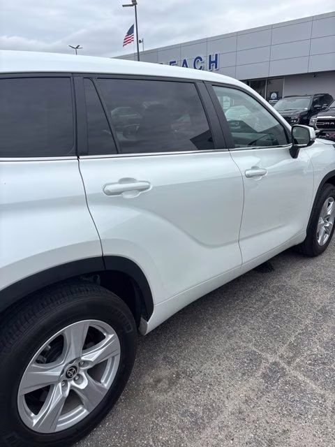 2023 White Toyota Highlander L FWD SUV