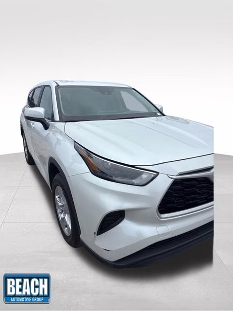 2023 White Toyota Highlander L FWD SUV