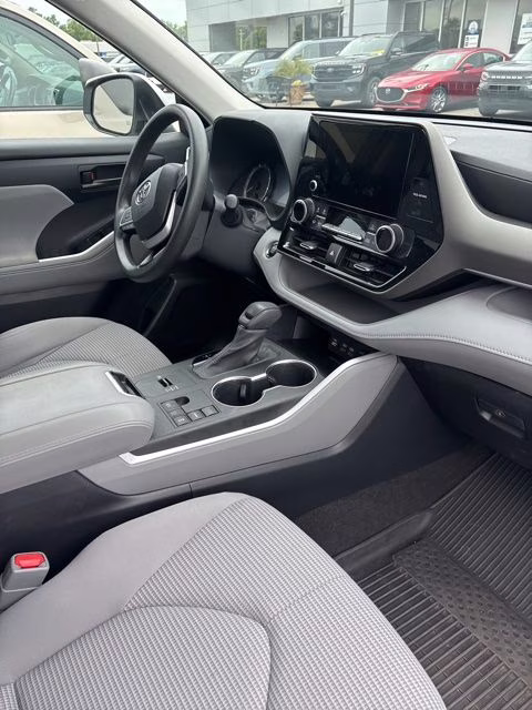 2023 White Toyota Highlander L FWD SUV