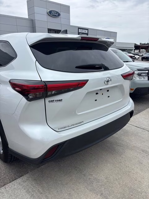 2023 White Toyota Highlander L FWD SUV