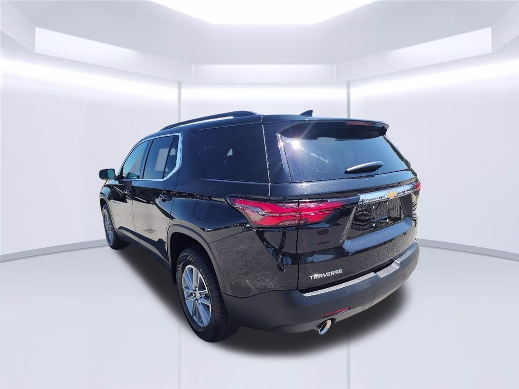 2022 Mosaic Black Metallic Chevrolet Traverse LT FWD SUV