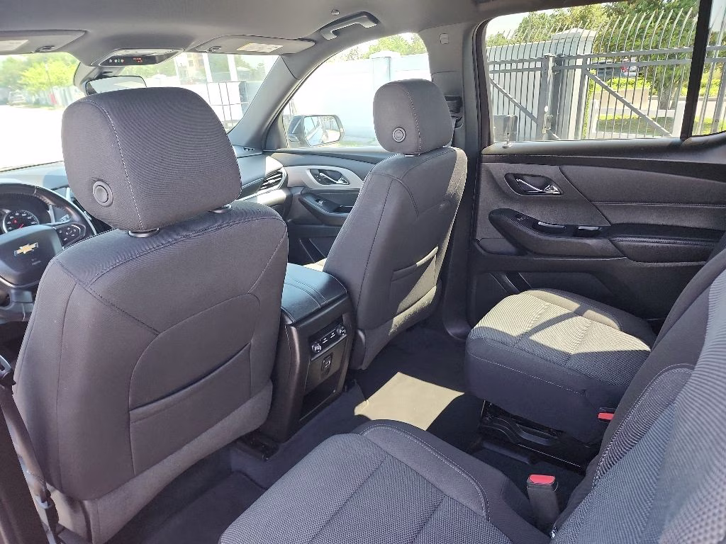 2022 Mosaic Black Metallic Chevrolet Traverse LT FWD SUV