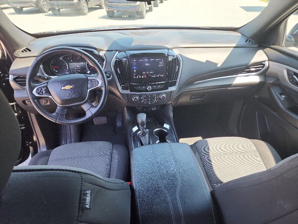 2022 Mosaic Black Metallic Chevrolet Traverse LT FWD SUV