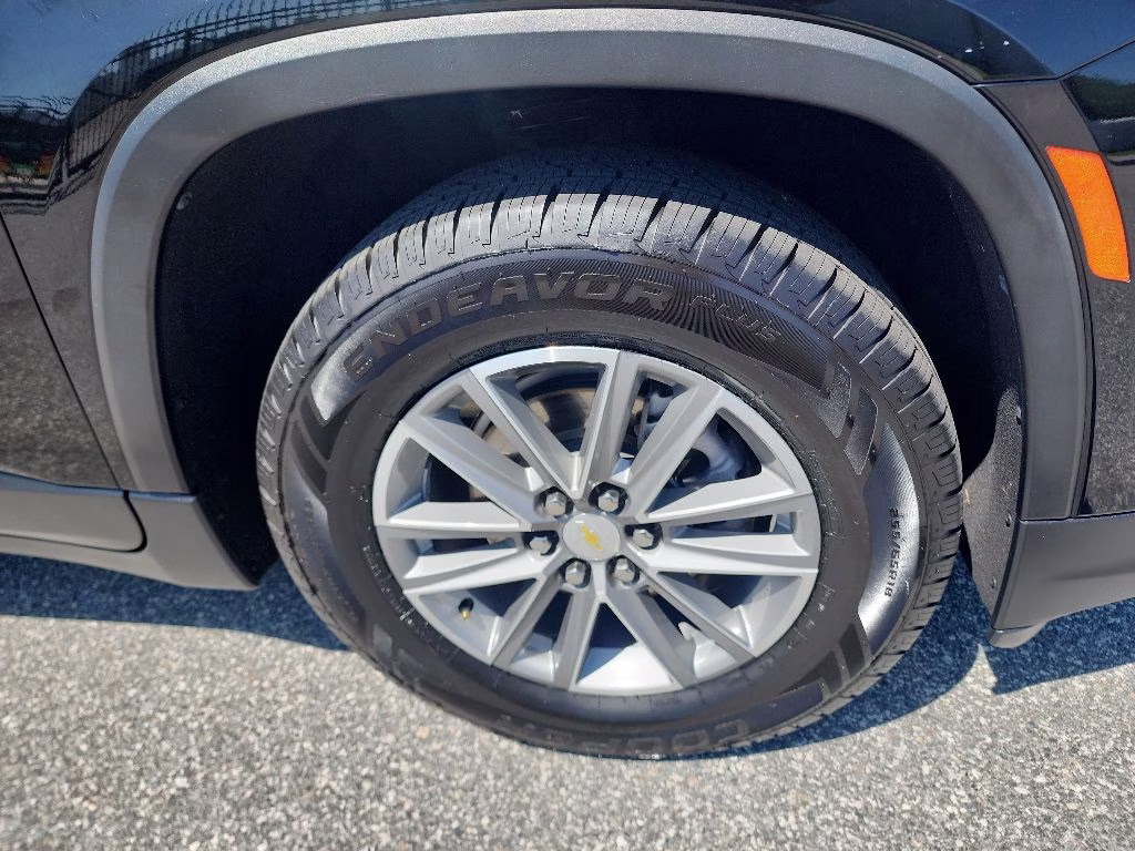 2022 Mosaic Black Metallic Chevrolet Traverse LT FWD SUV