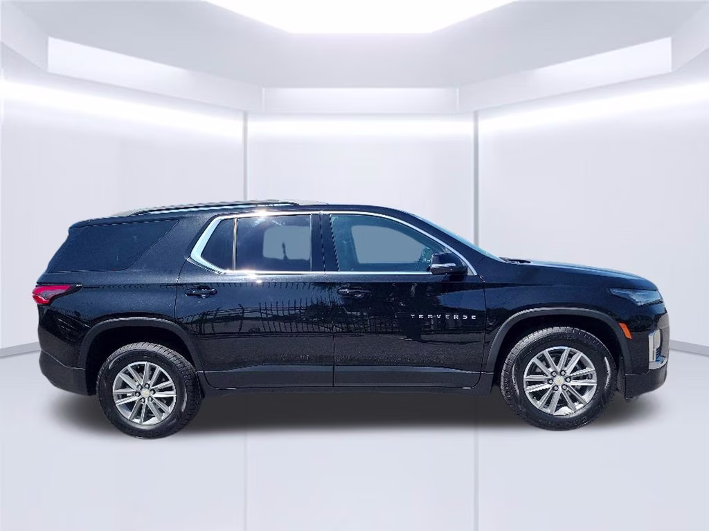 2022 Mosaic Black Metallic Chevrolet Traverse LT FWD SUV