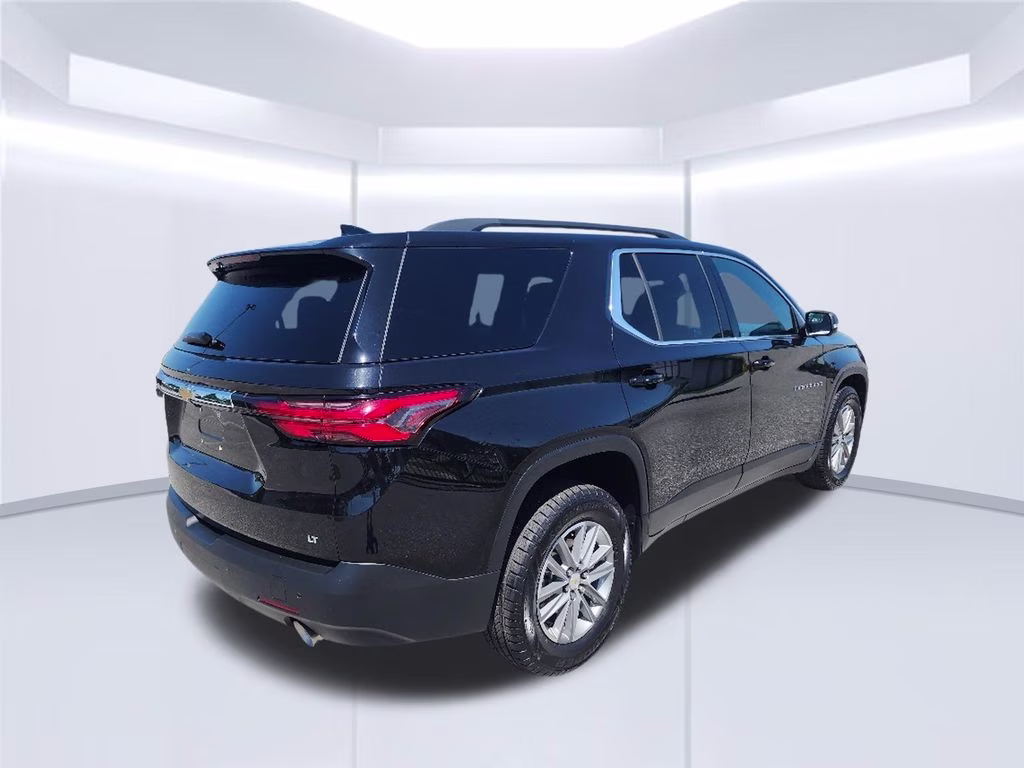 2022 Mosaic Black Metallic Chevrolet Traverse LT FWD SUV