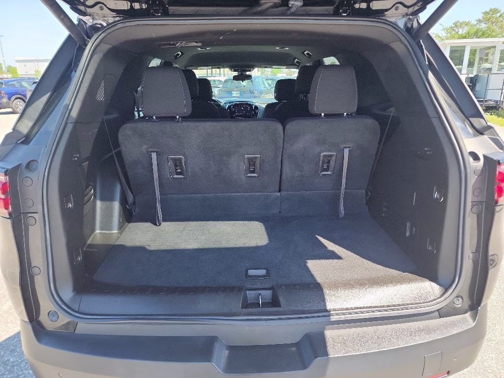 2022 Mosaic Black Metallic Chevrolet Traverse LT FWD SUV