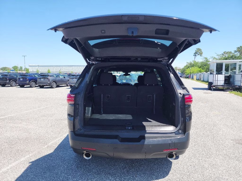 2022 Mosaic Black Metallic Chevrolet Traverse LT FWD SUV