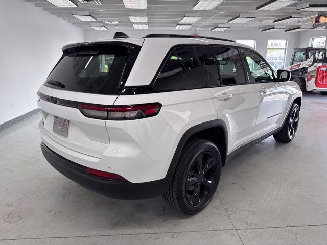2023 Bright White Clearcoat Jeep Grand Cherokee Altitude X 4X4 SUV