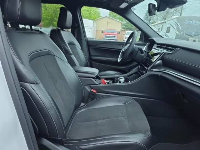 2023 Bright White Clearcoat Jeep Grand Cherokee Altitude X 4X4 SUV