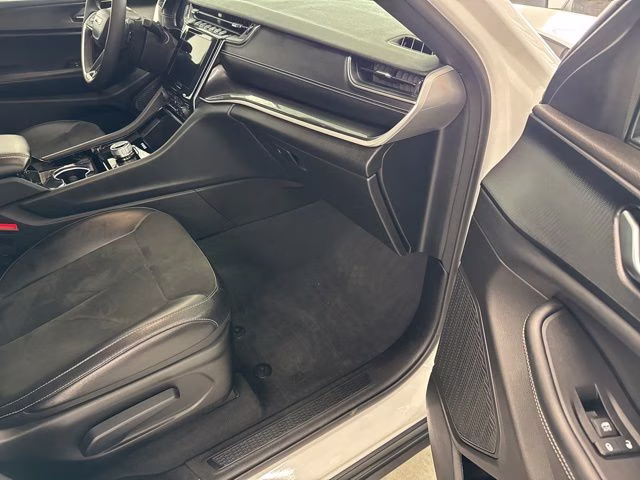 2023 Bright White Clearcoat Jeep Grand Cherokee Altitude X 4X4 SUV