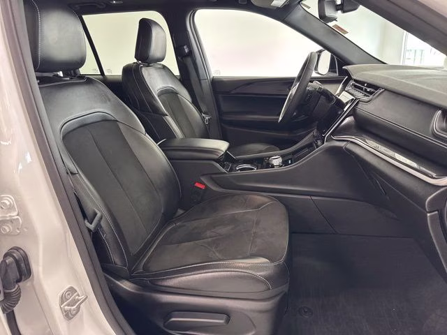 2023 Bright White Clearcoat Jeep Grand Cherokee Altitude X 4X4 SUV
