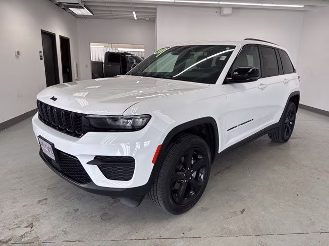 2023 Bright White Clearcoat Jeep Grand Cherokee Altitude X 4X4 SUV