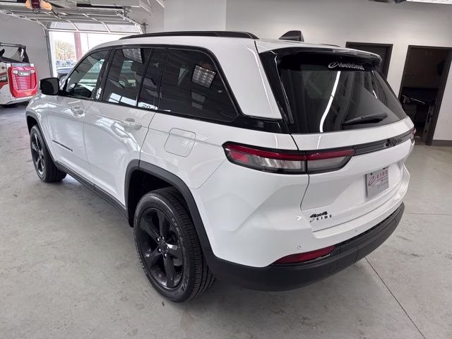 2023 Bright White Clearcoat Jeep Grand Cherokee Altitude X 4X4 SUV