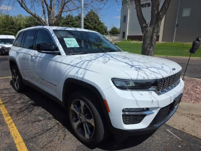2023 Bright White Clearcoat Jeep Grand Cherokee Limited 4X4 SUV