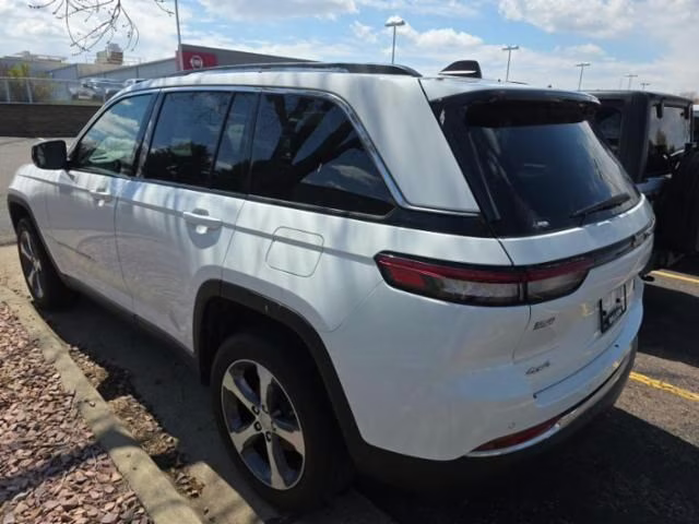 2023 Bright White Clearcoat Jeep Grand Cherokee Limited 4X4 SUV
