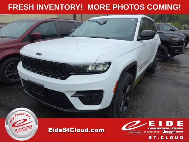 2023 Bright White Clearcoat Jeep Grand Cherokee Altitude X 4X4 SUV