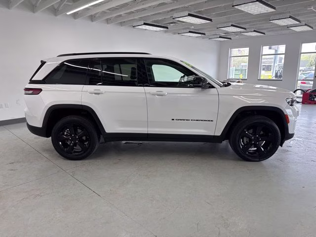 2023 Bright White Clearcoat Jeep Grand Cherokee Altitude X 4X4 SUV