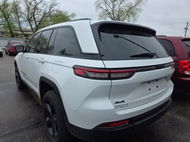 2023 Bright White Clearcoat Jeep Grand Cherokee Altitude X 4X4 SUV