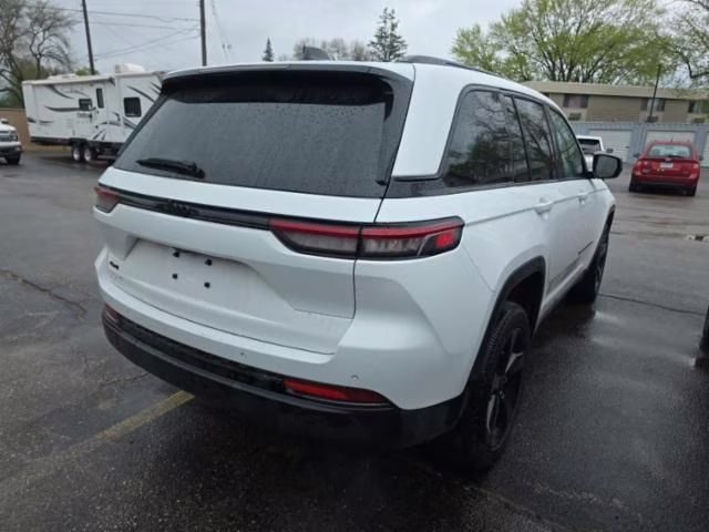 2023 Bright White Clearcoat Jeep Grand Cherokee Altitude X 4X4 SUV