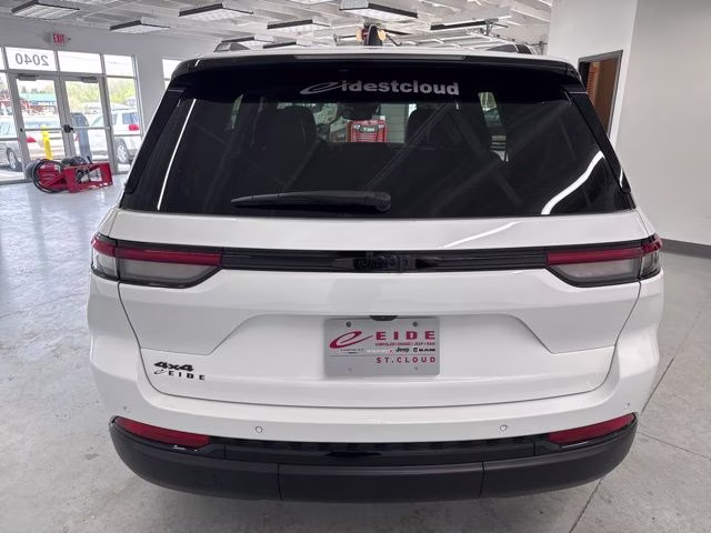 2023 Bright White Clearcoat Jeep Grand Cherokee Altitude X 4X4 SUV