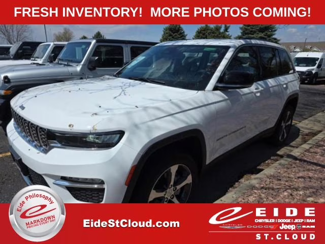 2023 Bright White Clearcoat Jeep Grand Cherokee Limited 4X4 SUV