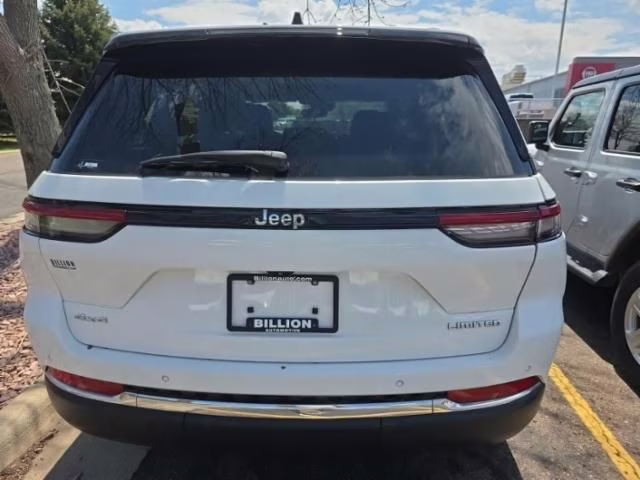 2023 Bright White Clearcoat Jeep Grand Cherokee Limited 4X4 SUV
