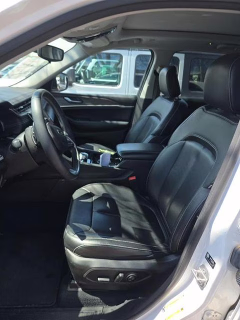 2023 Bright White Clearcoat Jeep Grand Cherokee Limited 4X4 SUV