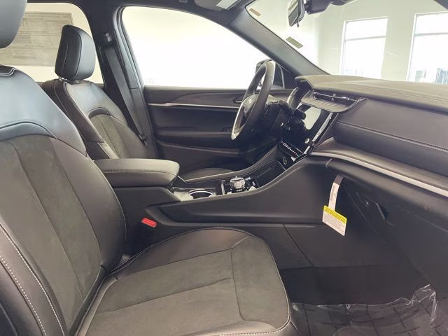2026 Diamond Black Crystal Pearlcoat Jeep Grand Cherokee Altitude 4X4 SUV