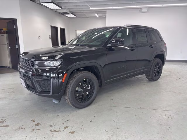 2026 Diamond Black Crystal Pearlcoat Jeep Grand Cherokee Altitude 4X4 SUV