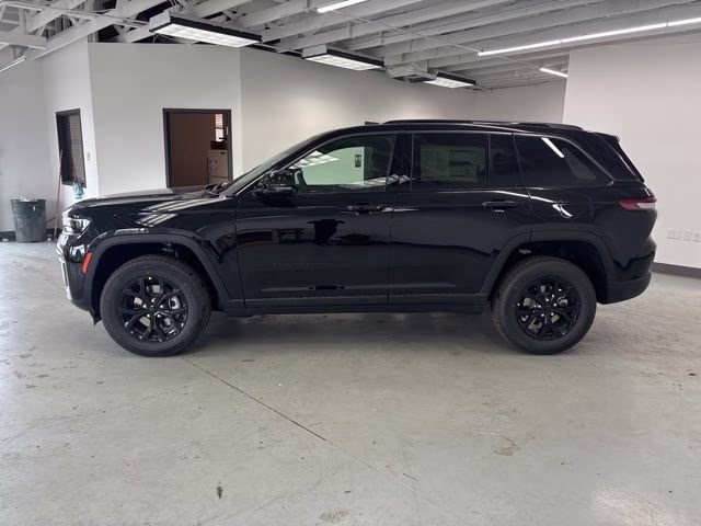 2026 Diamond Black Crystal Pearlcoat Jeep Grand Cherokee Altitude 4X4 SUV