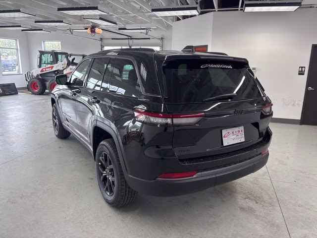 2026 Diamond Black Crystal Pearlcoat Jeep Grand Cherokee Altitude 4X4 SUV