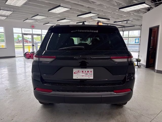 2026 Diamond Black Crystal Pearlcoat Jeep Grand Cherokee Altitude 4X4 SUV