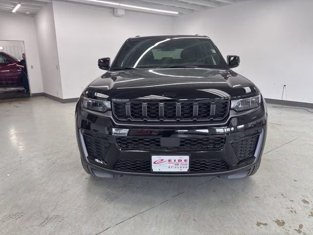 2026 Diamond Black Crystal Pearlcoat Jeep Grand Cherokee Altitude 4X4 SUV