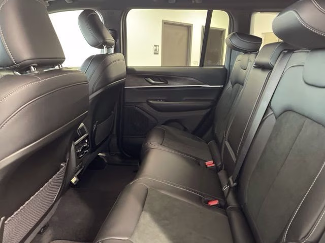 2026 Diamond Black Crystal Pearlcoat Jeep Grand Cherokee Altitude 4X4 SUV