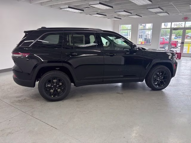 2026 Diamond Black Crystal Pearlcoat Jeep Grand Cherokee Altitude 4X4 SUV