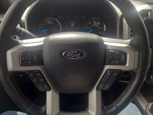 2016 White Platinum Clearcoat Metallic Ford F-150 Lariat 4X4 Truck