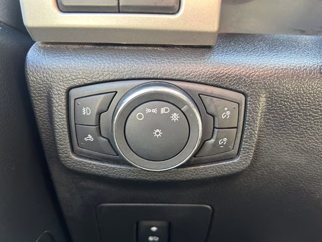2016 White Platinum Metallic Tri-Coat Ford F-150 Lariat 4X4 Truck