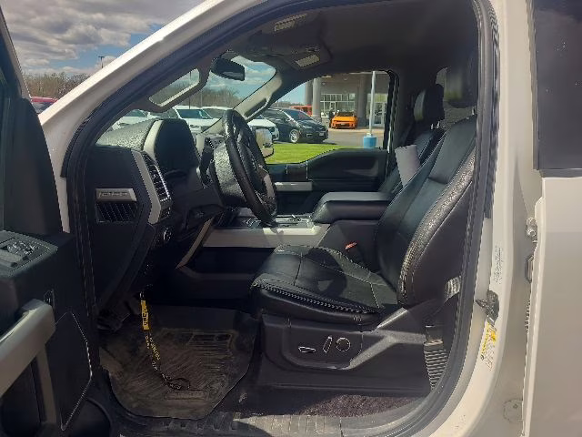 2016 White Platinum Clearcoat Metallic Ford F-150 Lariat 4X4 Truck