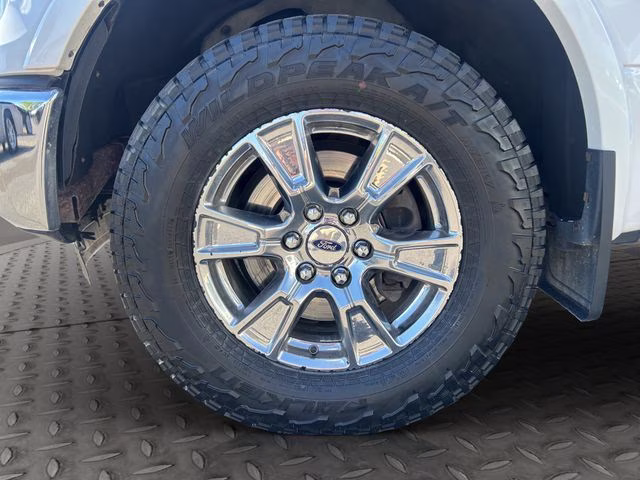 2016 White Platinum Metallic Tri-Coat Ford F-150 Lariat 4X4 Truck