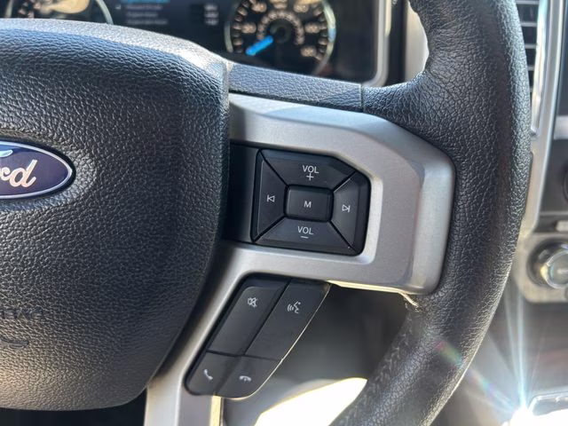 2016 White Platinum Metallic Tri-Coat Ford F-150 Lariat 4X4 Truck