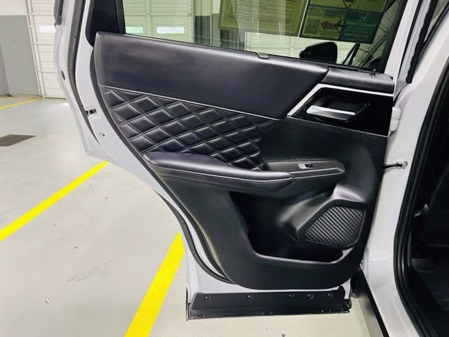 2025 White Diamond Mitsubishi Outlander PHEV SEL AWD SUV