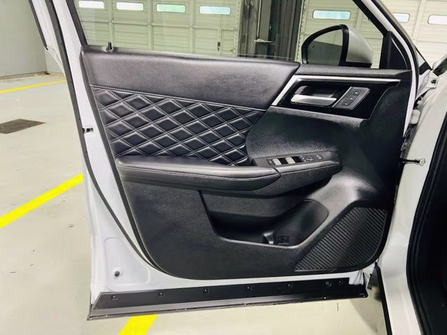 2025 White Diamond Mitsubishi Outlander PHEV SEL AWD SUV