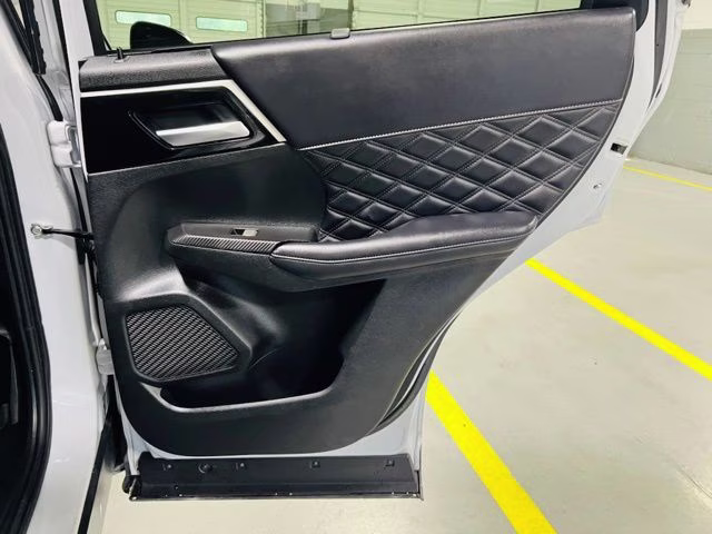 2025 White Diamond Mitsubishi Outlander PHEV SEL AWD SUV