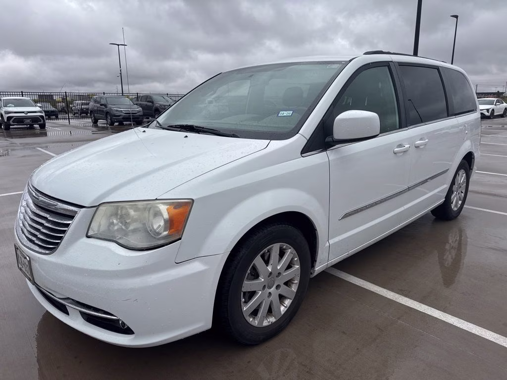2014 Chrysler Town & Country Touring's photo