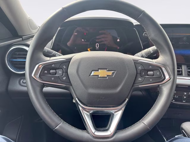 2025 Sterling Gray Metallic Chevrolet Trax LT FWD SUV