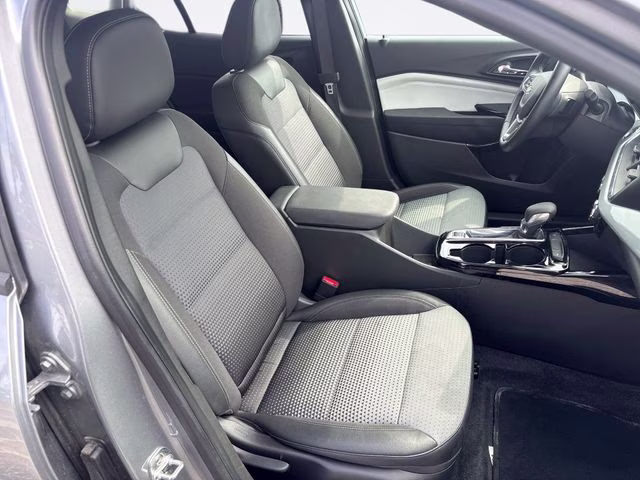 2025 Sterling Gray Metallic Chevrolet Trax LT FWD SUV