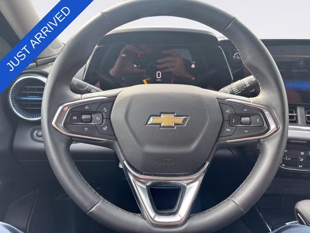 2025 Sterling Gray Metallic Chevrolet Trax LT FWD SUV